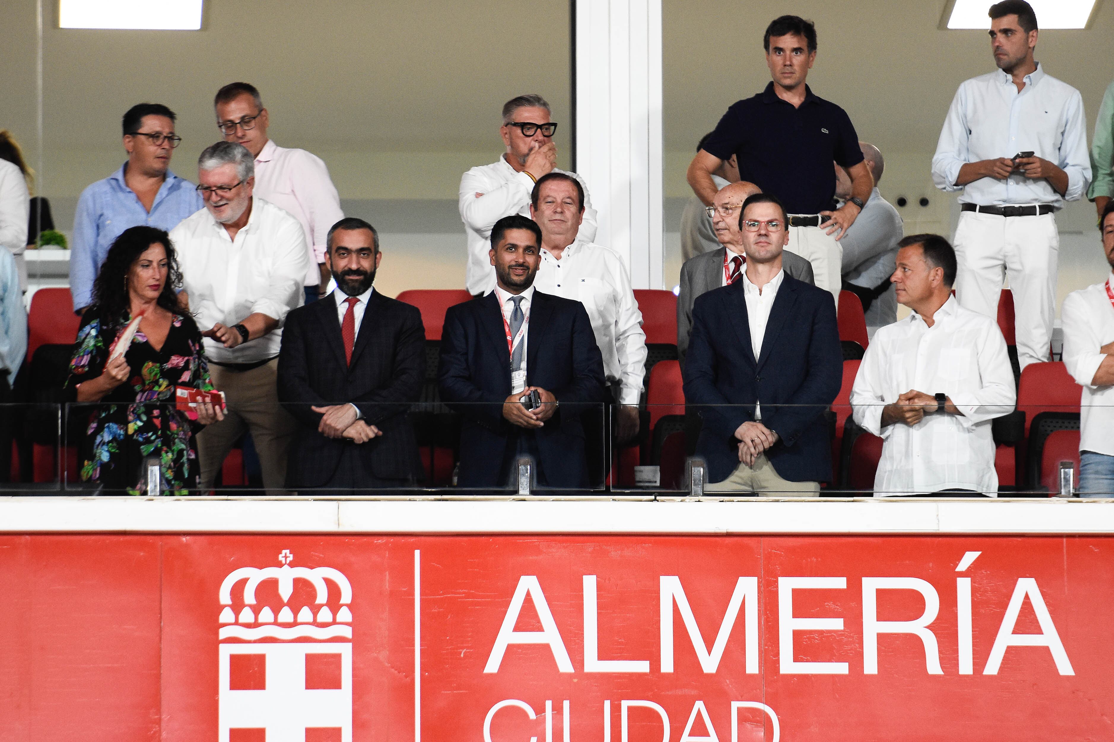 El presidente Mohammed Al-Khereiji en el palco en el Almería-Albacete.