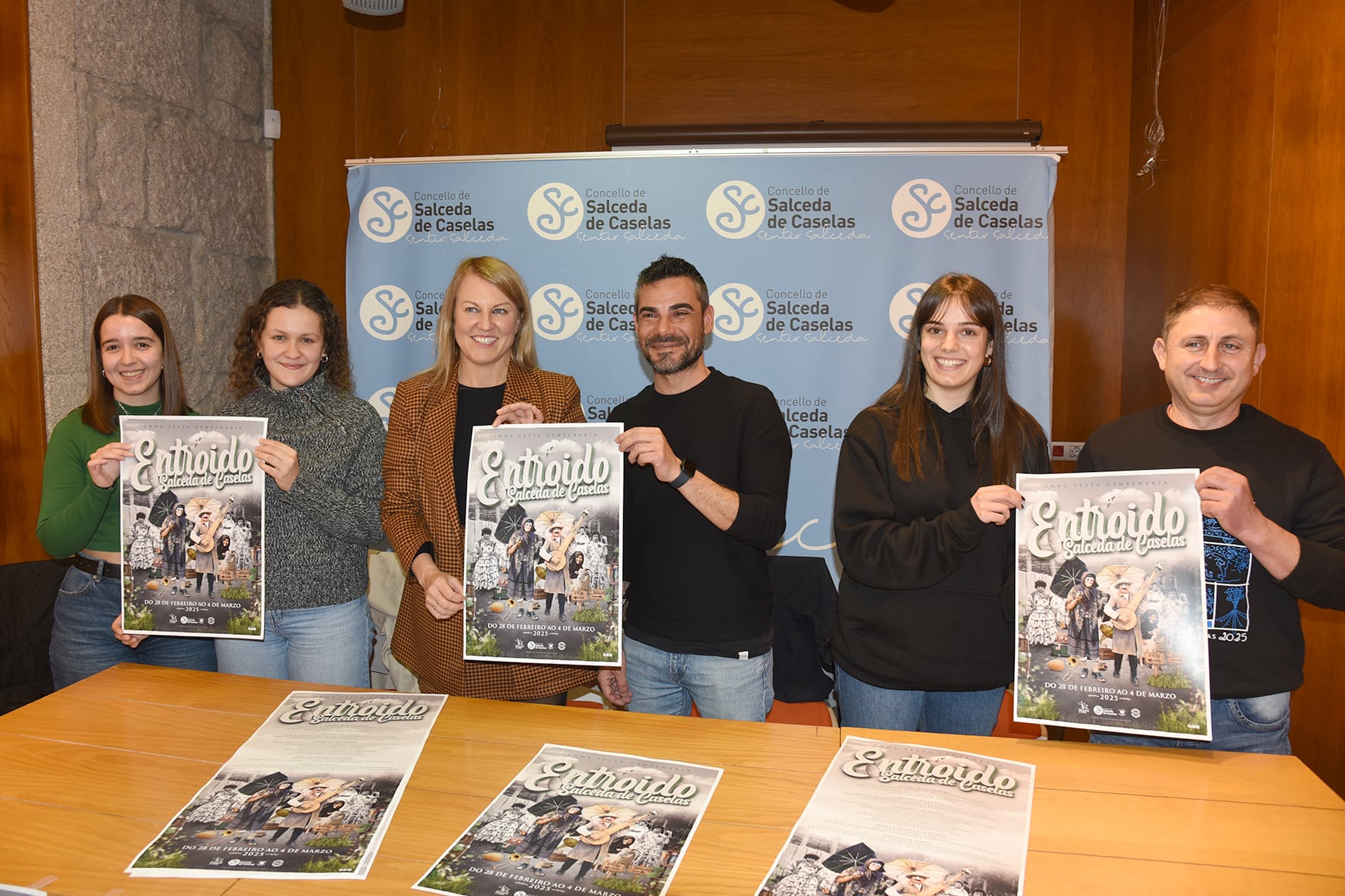 Loli Castiñeira, alcaldesa de Salceda, y Álex Rodríguez, concejal de Cultura (centro), junto a representantes de Castro Barreiro y A Feira