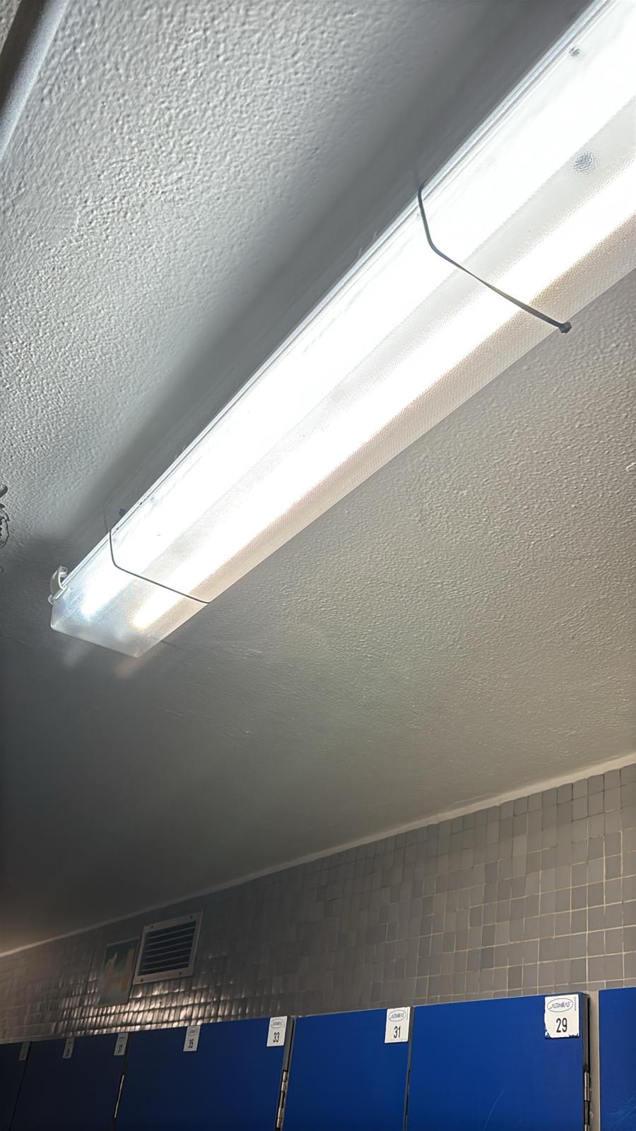 Plafón sujeto con bridas en uno de los vestuarios