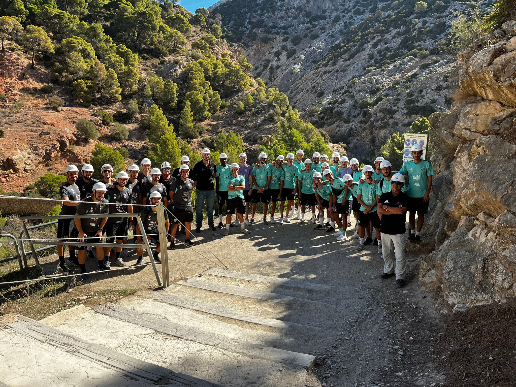 Los jugadores del Málaga y el cuerpo técnico posan en el Caminito del Rey