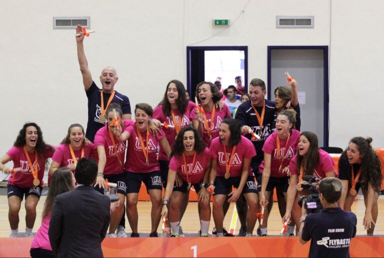 El equipo de la UA en el podium