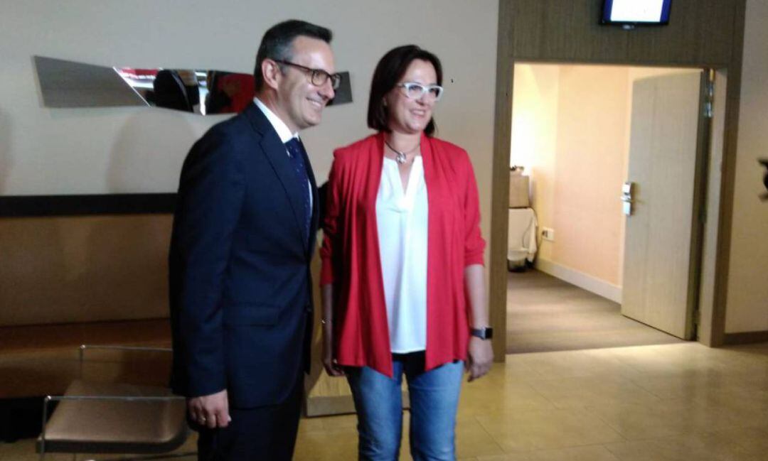 El líder socialista, Diego Conesa y la líder de C´s, Isabel Franco, minutos antes de la reunión que ambas formaciones mantuvieron en Murcia al inicio de las negociaciones para formar gobierno.