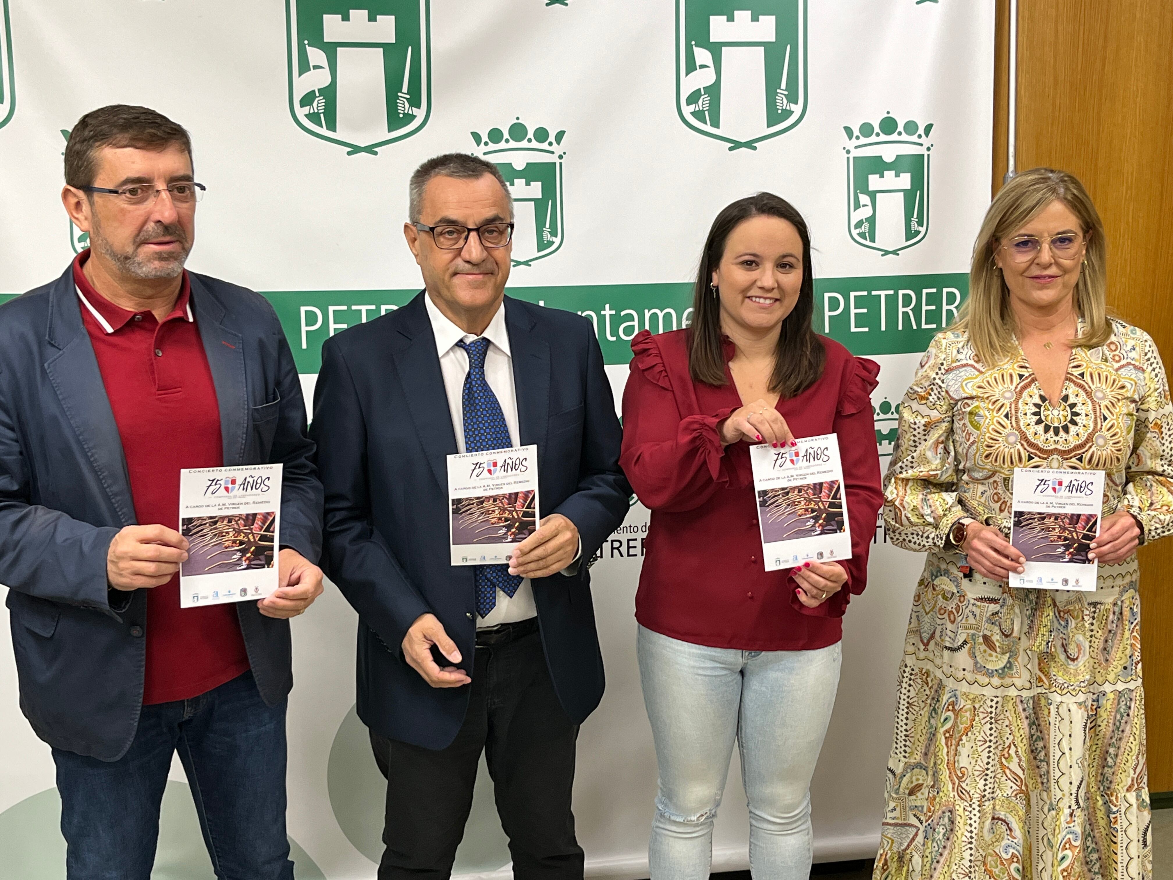 Enrique Rubio, presidente UF, Pepe Milán, presidente Comparsa Labradores, Ana Tortosa, concejala de Fiestas y Maite Andreu, Cáritas San Bartolomé