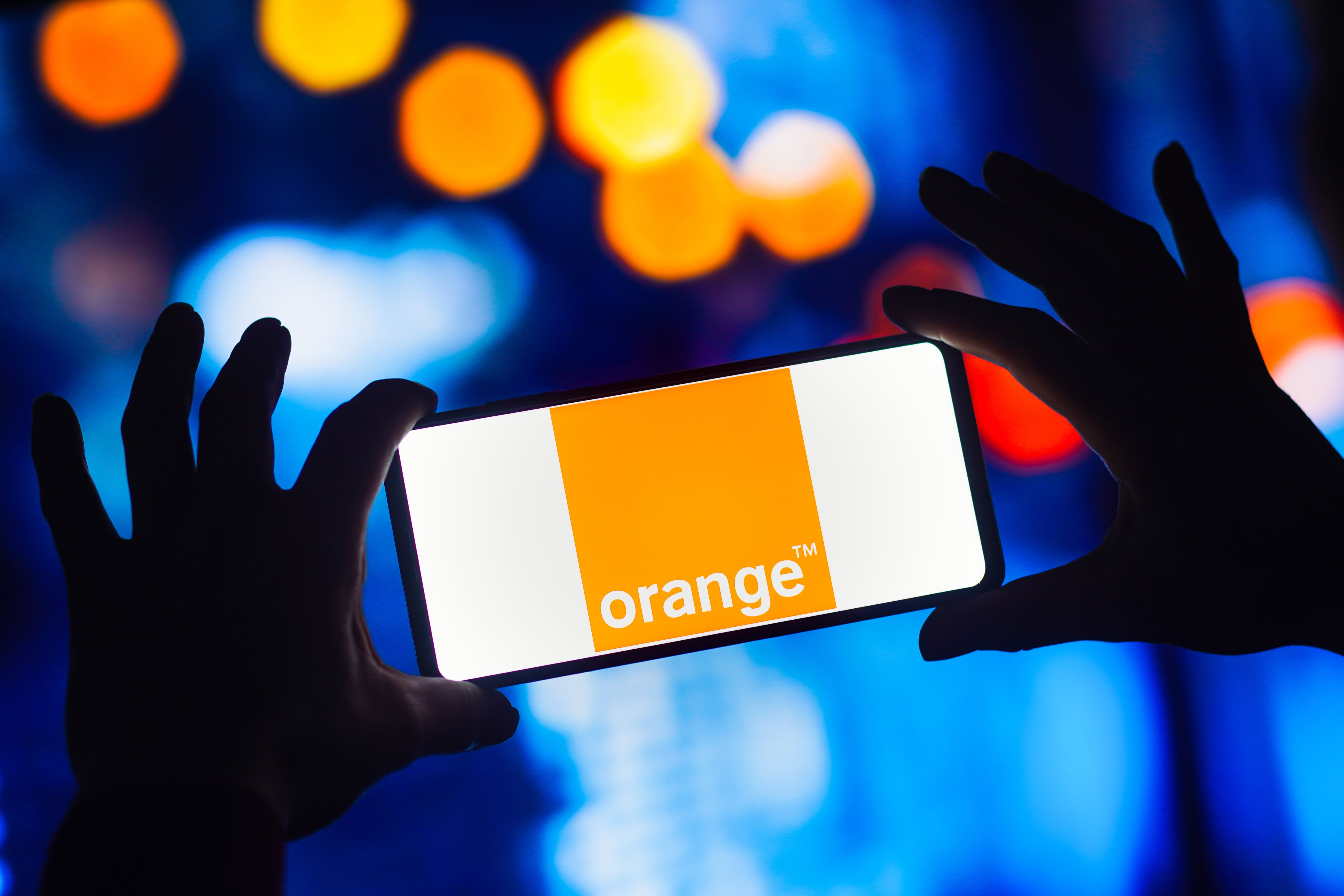 Un móvil con una imagen de Orange.