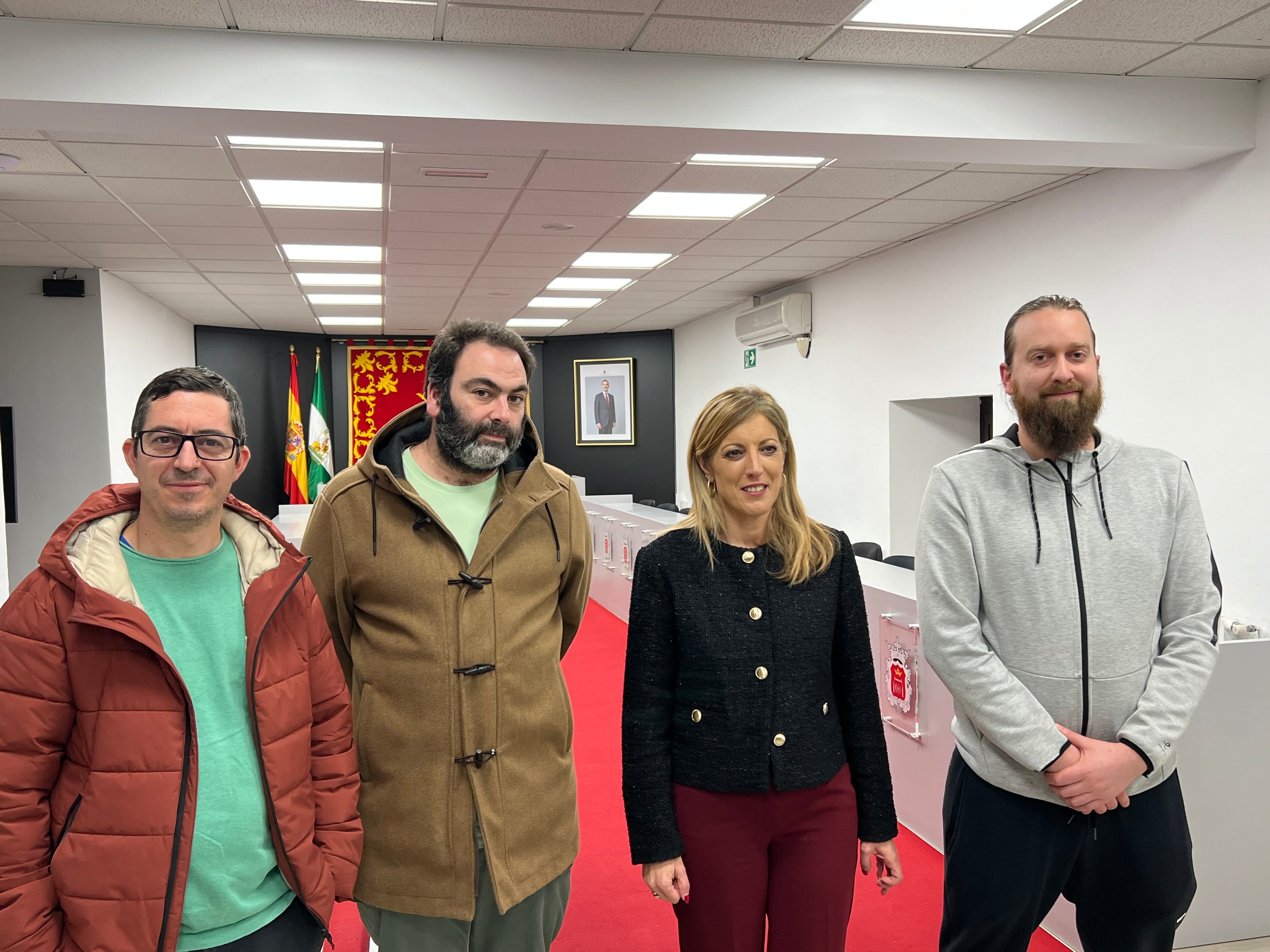 Hosteleros de Ronda junto a la concejala de Pymes, Mari Carmen Martínez en el salón de plenos del ayuntamiento