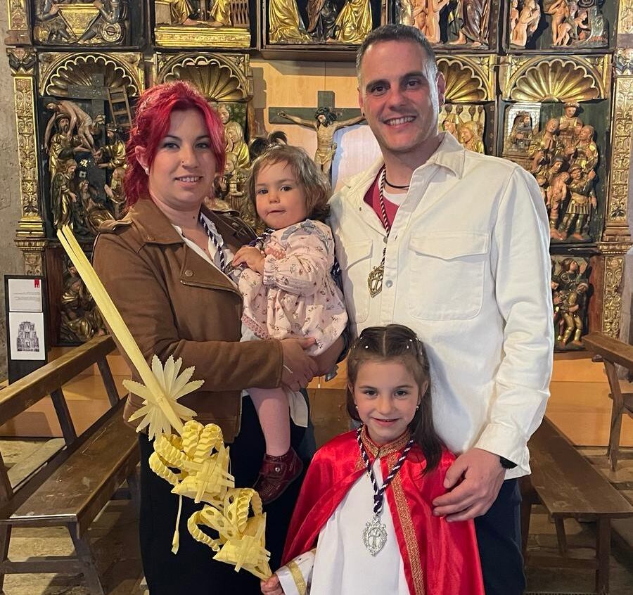 Noa, junto a sus padres y hermana