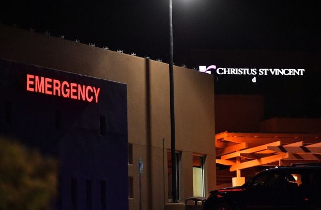 Una vista exterior de la entrada de emergencia al Centro Médico Christus St. Vincent, donde el director de &#039;Rust&#039;, Joel Souza, fue trasladado.