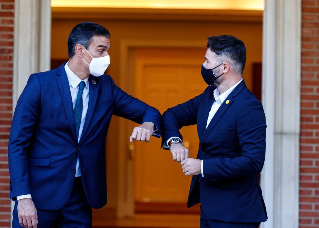 El presidente del Gobierno, Pedro Sánchez (i) y el portavoz de Esquerra Republicana (ERC) en el Congreso, Gabriel Rufián, se saludan con el codo en el Palacio de la Moncloa antes de mantener una reunión