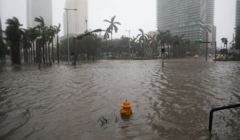 El barrio de Brickell en Miami, Florida inundado por el paso del huracán Irma.