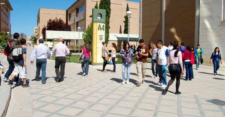 Estudiantes de la UJA en el Campus de las Lagunillas.