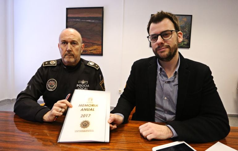 El Jefe de Policía en Petrer y el edil del área presentan la memoria anual 2017 
