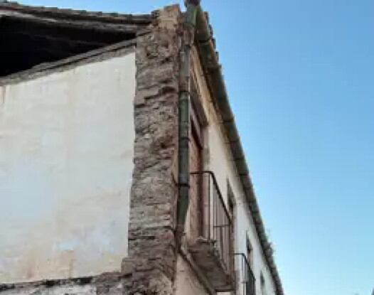 El corralón de las Dos Puertas está ubicado en el barrio del Molinillo, entre las calles Curandero y Rosal Blanco