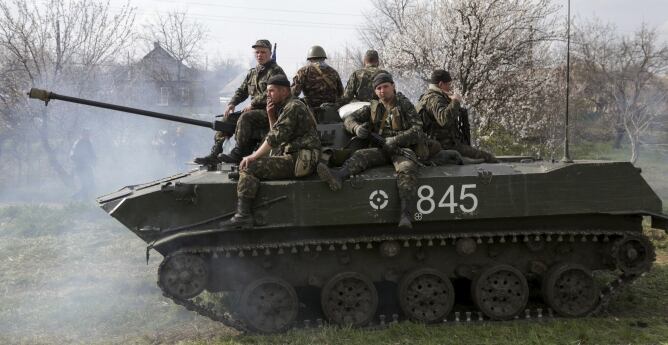 Soldados en un vehículo de combate de infantería toman posiciones en las afueras de la ciudad de Kramatorsk (región de Donetsk).