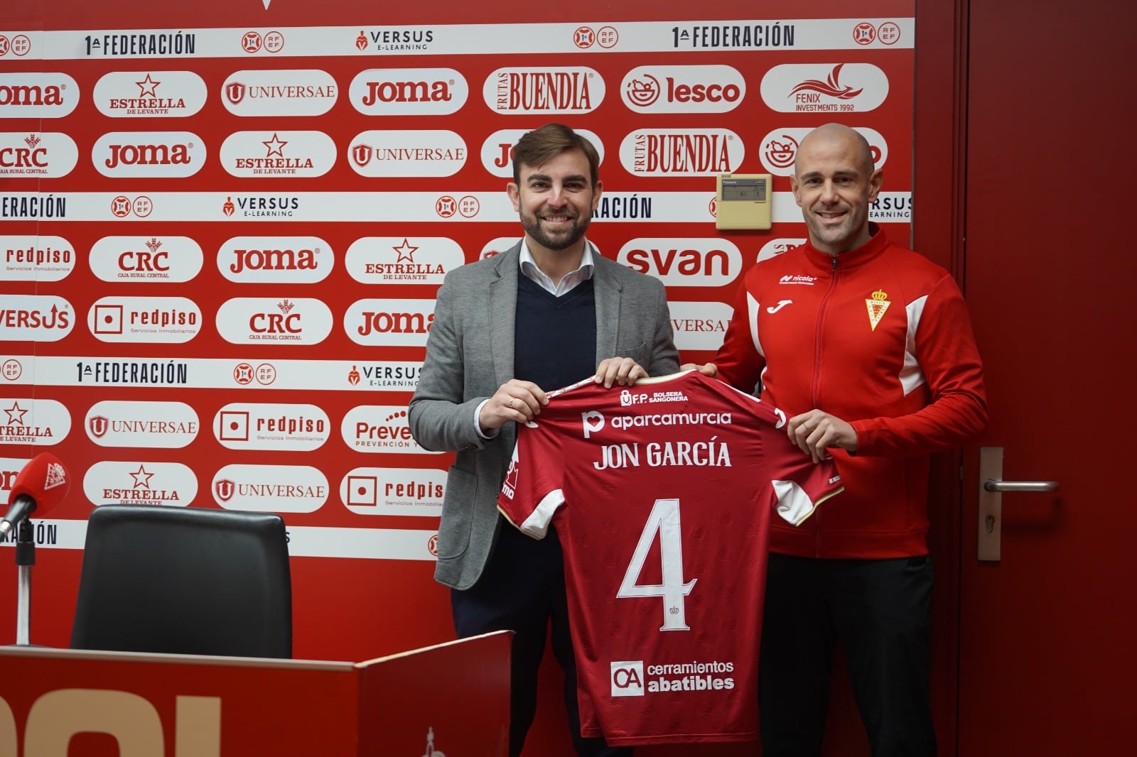 Juanjo Fernández, vicepresidente del club, y Jon García, jugador del Real Murcia, posan en la presentación con la camiseta del vasco