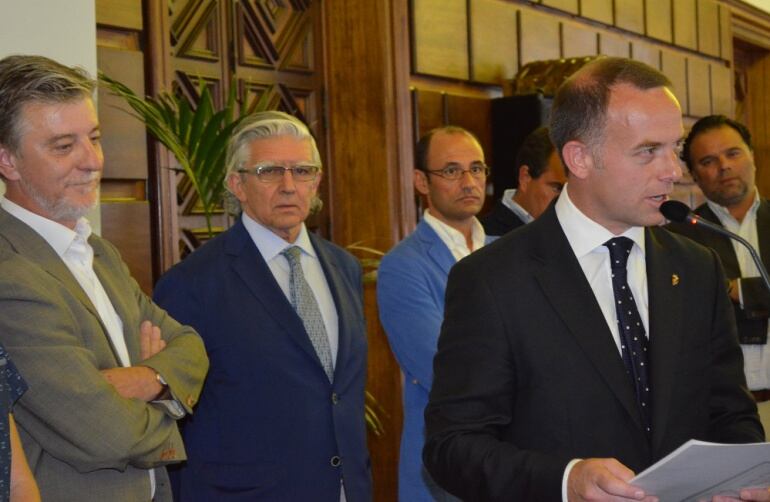 Christián Lapetra en el Ayuntamiento de Zaragoza. En el fondo de izq. a drch. Pedro Santisteve (Alcalde de Zaragoza), Fernando de Yarza (Consejero del Real Zaragoza) y Fernando Rodrigo (Consejero financiaero del Real Zaragoza).