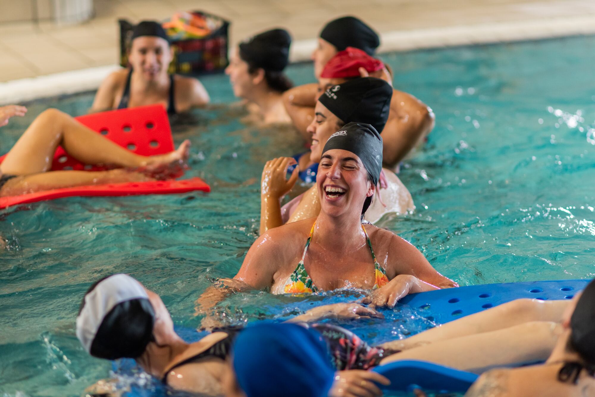 Aida Cortés (al centre de la imatge) durant una de les classe de matronatació al complex Can Xaubet de Pineda de Mar.