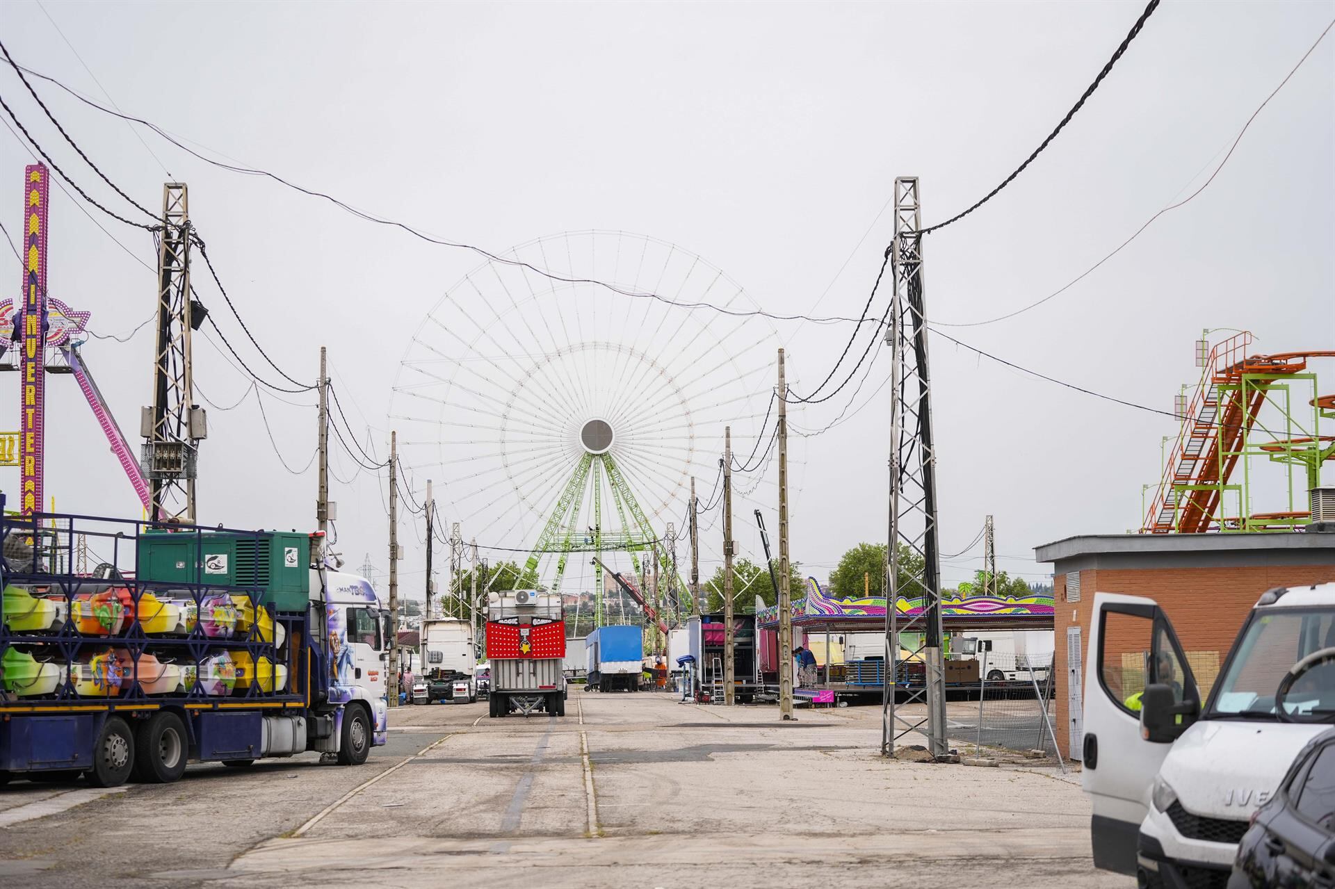 Imágenes del montaje de la calle del Infierno de la Feria de Abril de Sevilla, como imagen de recurso.- Joaquín Corchero - Europa Press