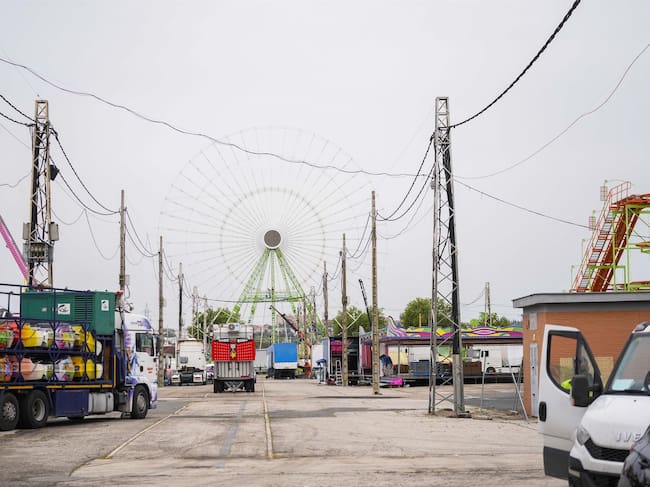 Imágenes del montaje de la calle del Infierno de la Feria de Abril de Sevilla, como imagen de recurso.- Joaquín Corchero - Europa Press