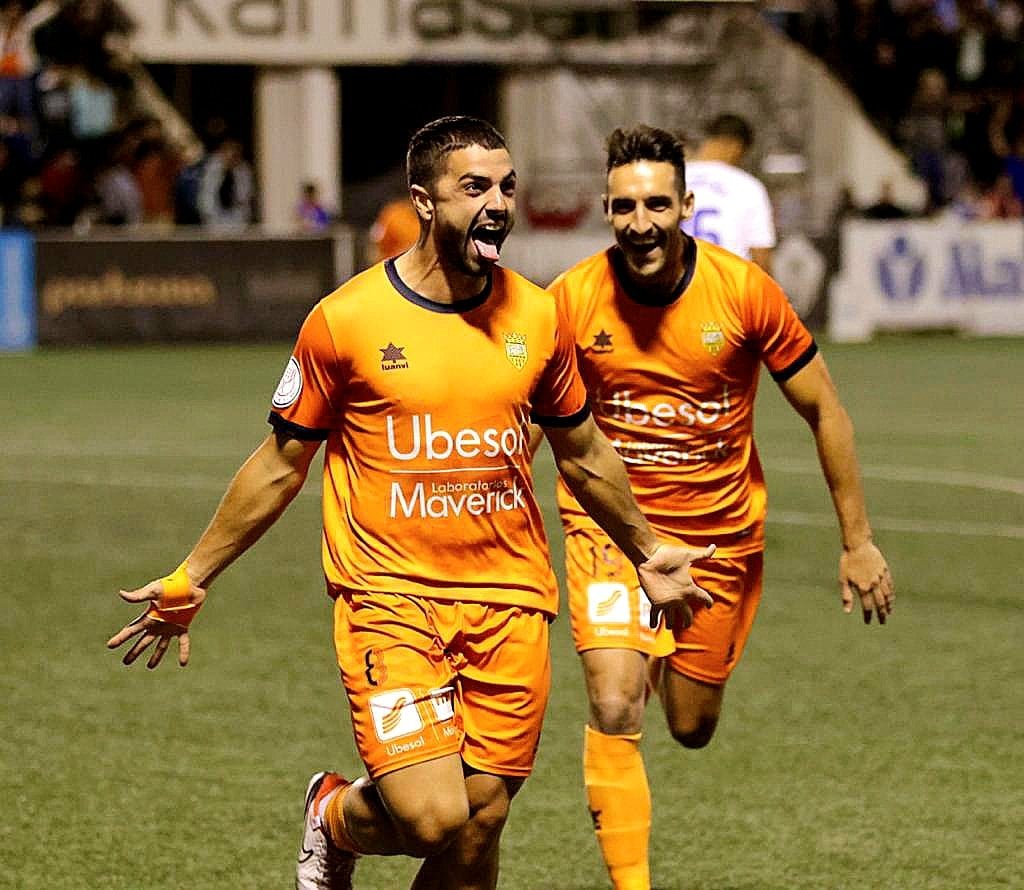 Mario Uclés celebra el 2-1 contra el Zaragoza en El Clariano // Foto: Atzeneta UE