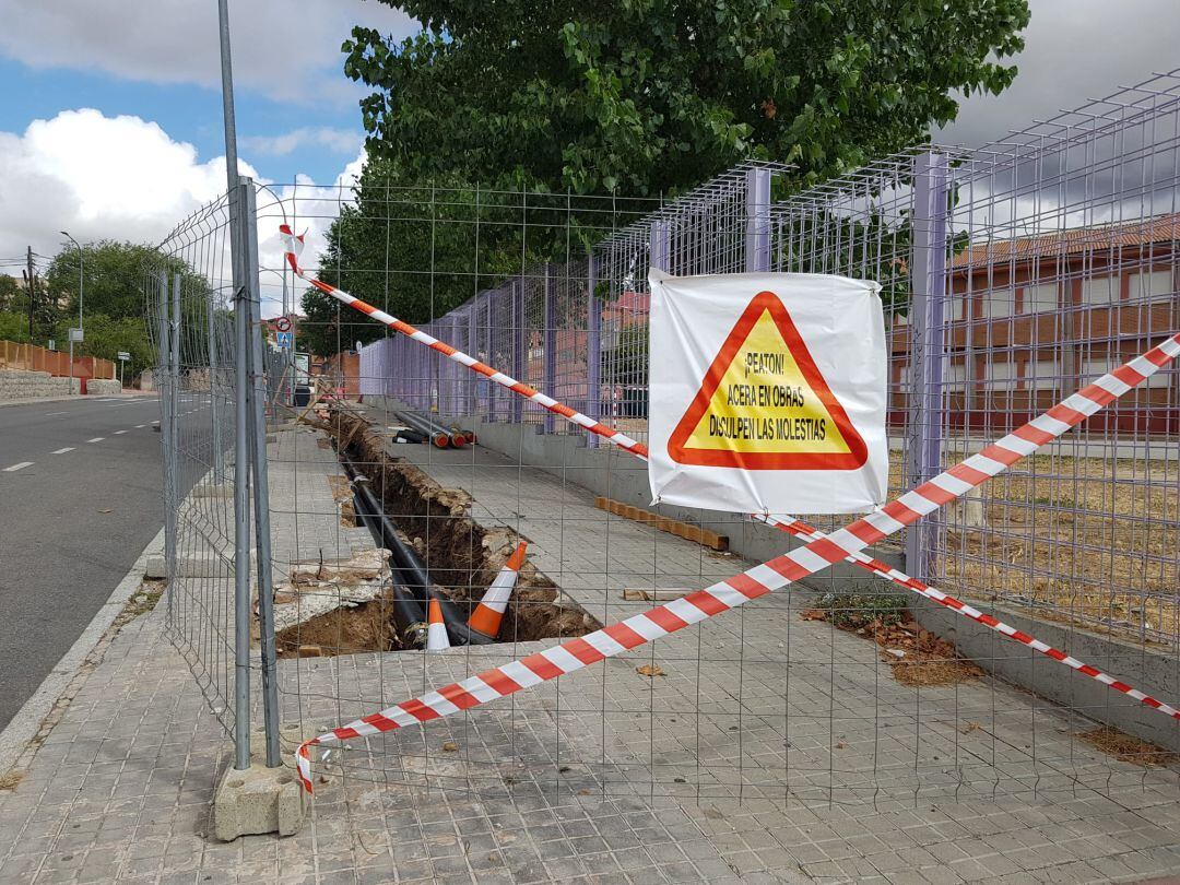 Las obras han afectado a gran parte de la acera 