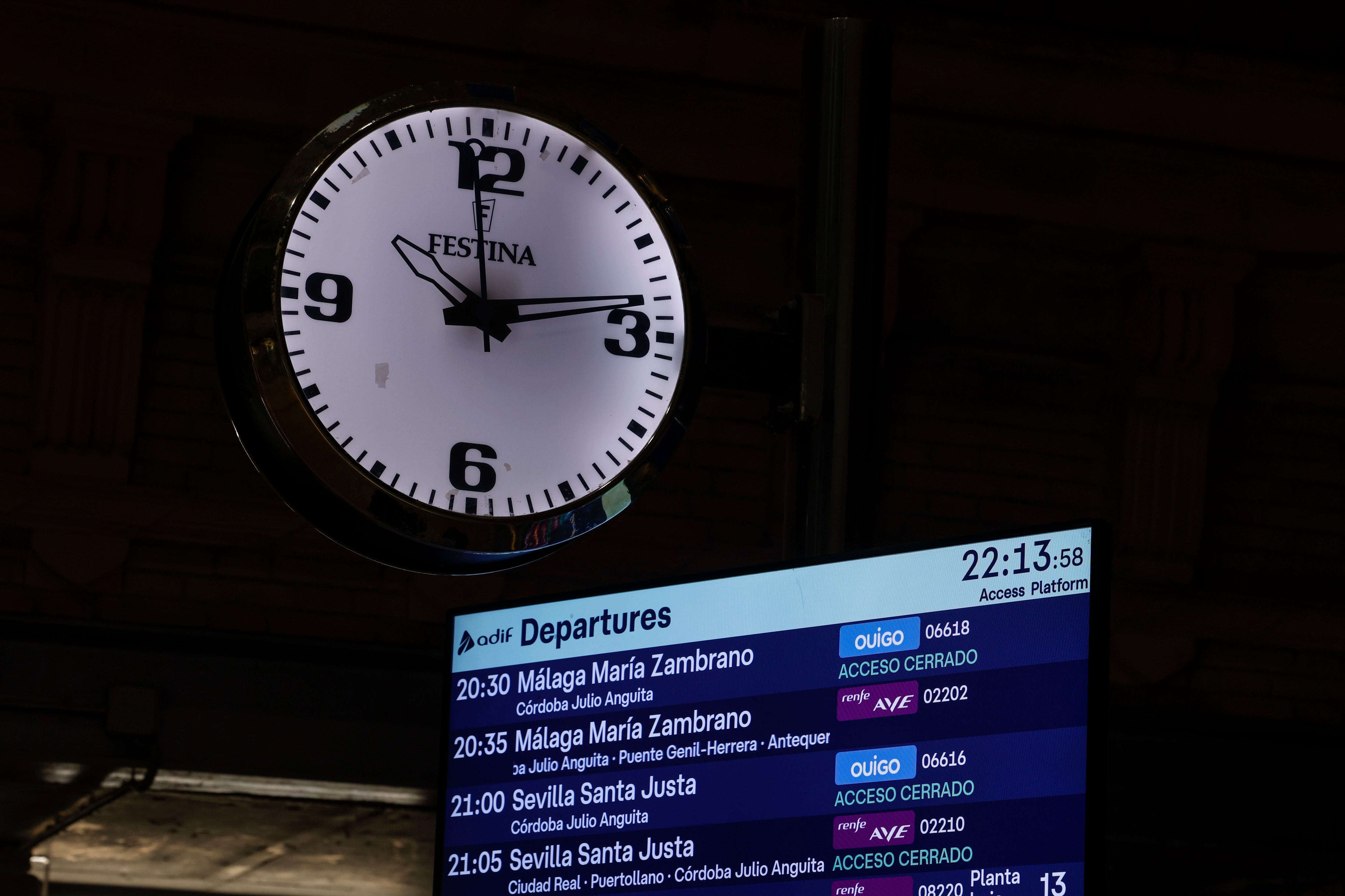 MADRID, 18/01/2026.- Vista de los paneles de salidas de trenes de la estación Puerta de Atocha en Madrid, que indican que los accesos dirección Sevilla y Málaga están cerrados, estando la circulación de trenes suspendida en dirección Andalucía. El Samur-PC se ha puesto a disposición de Adif/Renfe y ha desplazado un equipo con psicólogo y una ambulancia básica por si acuden allí familiares de viajeros tras el descarrilamiento de dos trenes de alta velocidad en el término municipal de Adamuz (Córdoba). EFE/Javier Lizón