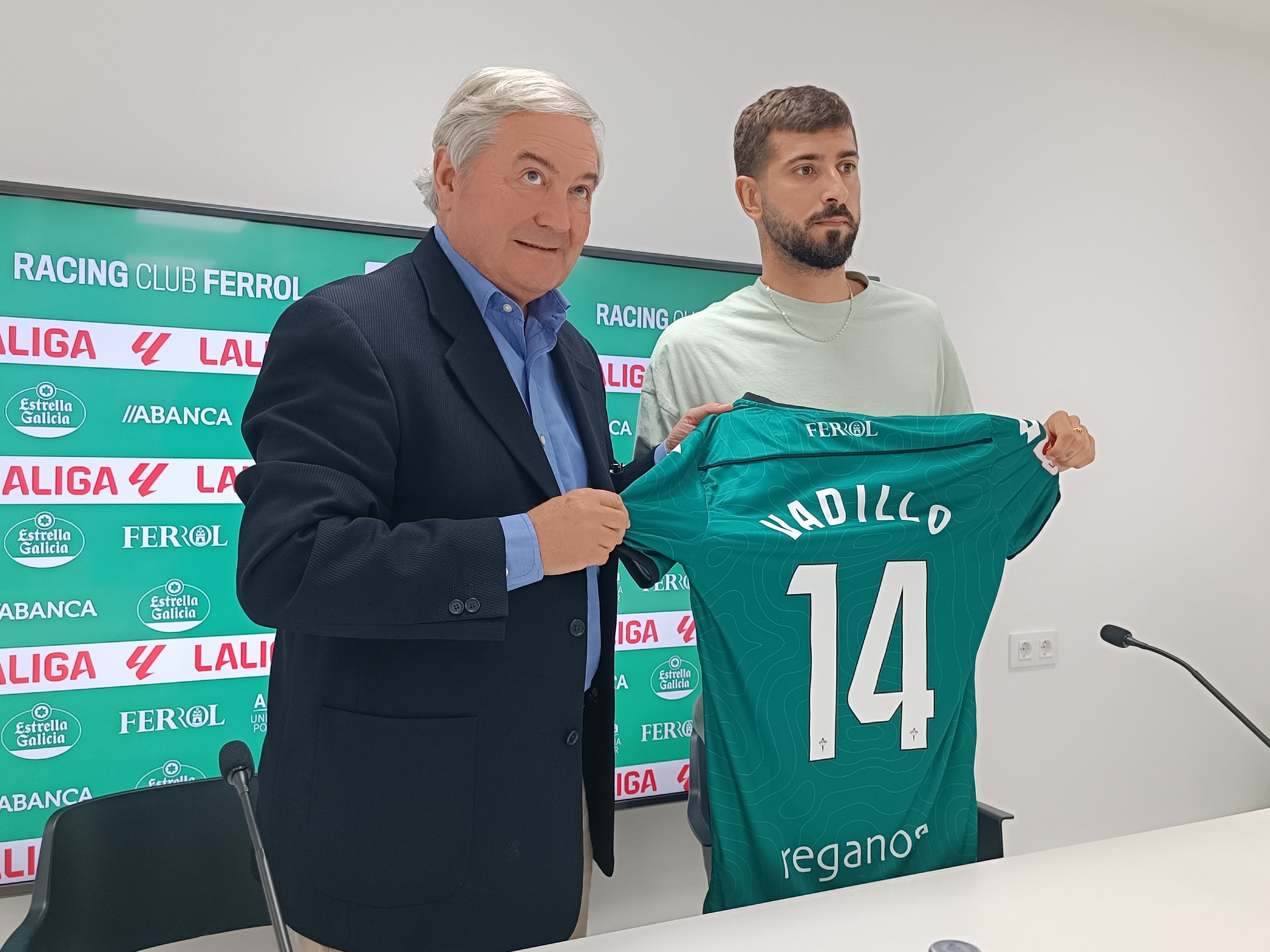 Manuel Ansede, presidente del club, ha presentado a Álvaro Vadillo en A Malata (foto: Racing Club Ferrol)