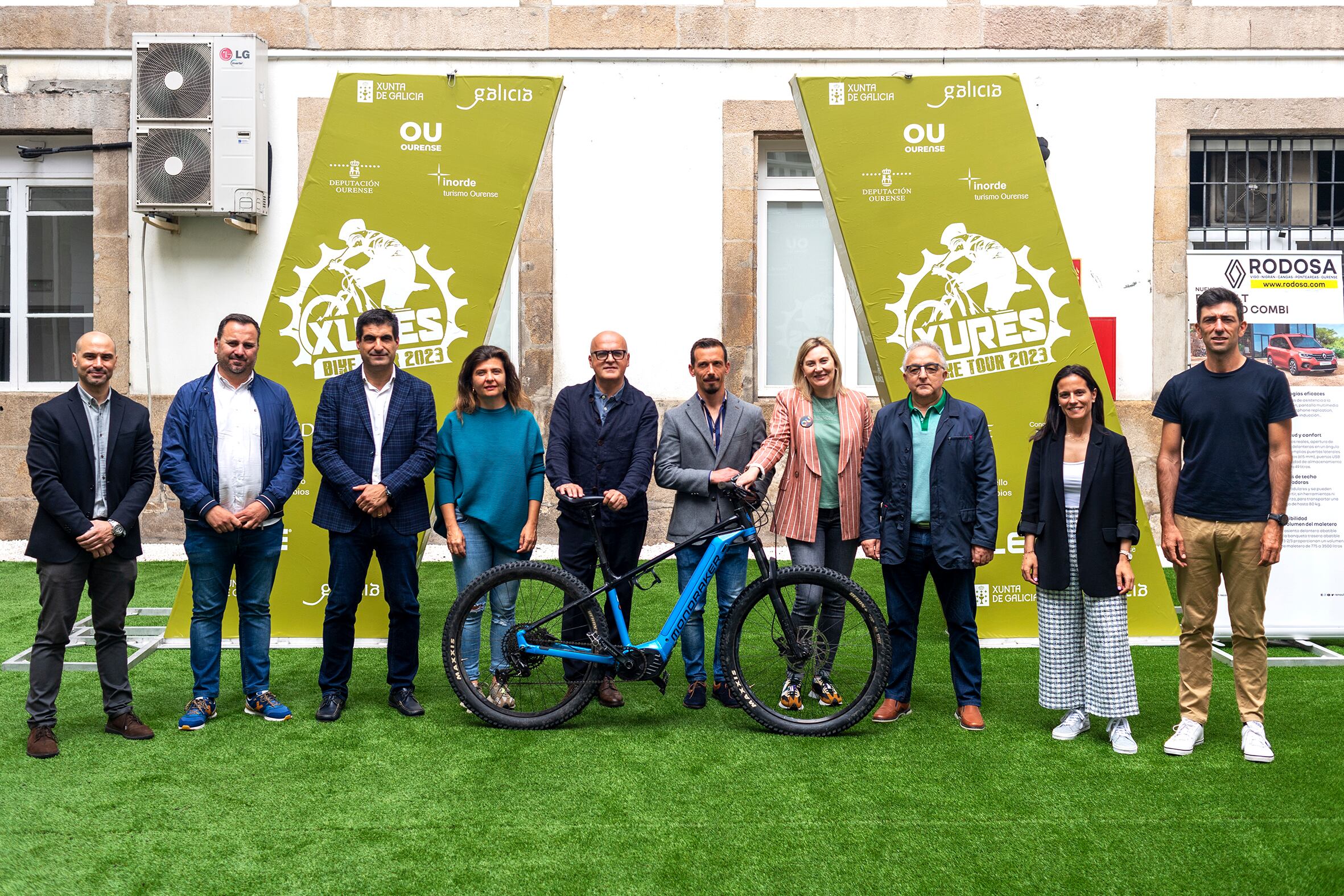 Presentadicón da Xures Bike Tour. Partician Manuel Baltar; Gabriel Alén Castro (Delegdo da Xunta en Ouresne), Maria del Carmen Yáñez Salgado, Sandra Quintas e Plácido Álvarez (Alcadesas de Lobios, Bande e Muiños), Nuno Rodrígues e George Fidaldo (Representantes da Cámara de Montealegre), Rafael Estévez González (Representante de RODOSA), e Serafín Martínez Otero (Organizador da proba).