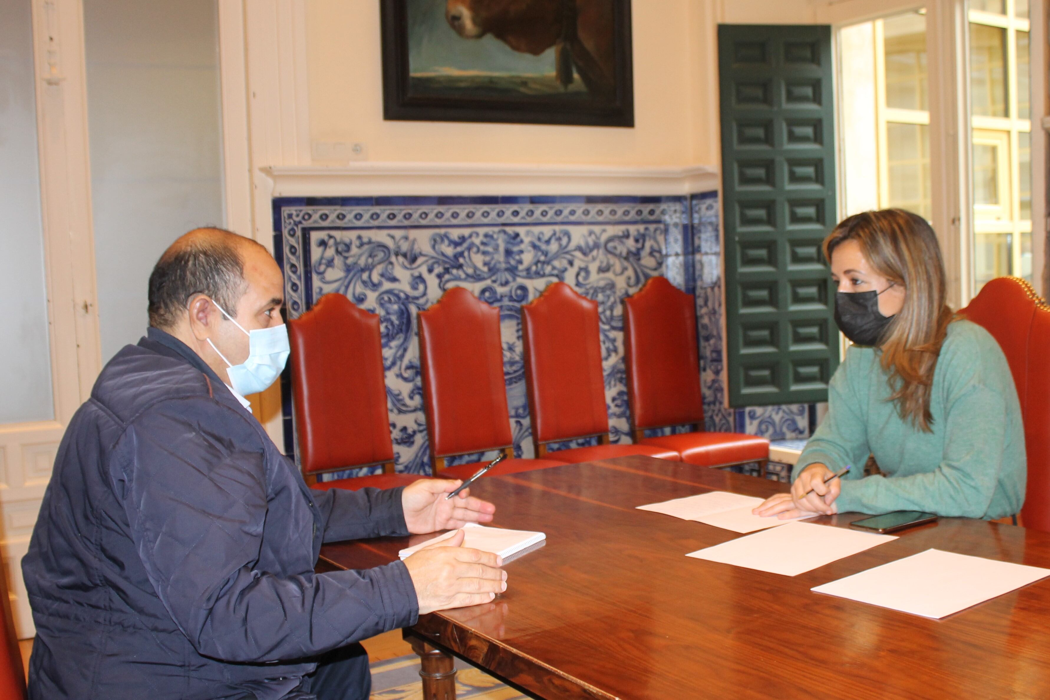 Concejala de Servicios Sociales, Ana Peñalosa, con el delegado del Frente Polisario en Castilla y León, Mohamed Labat