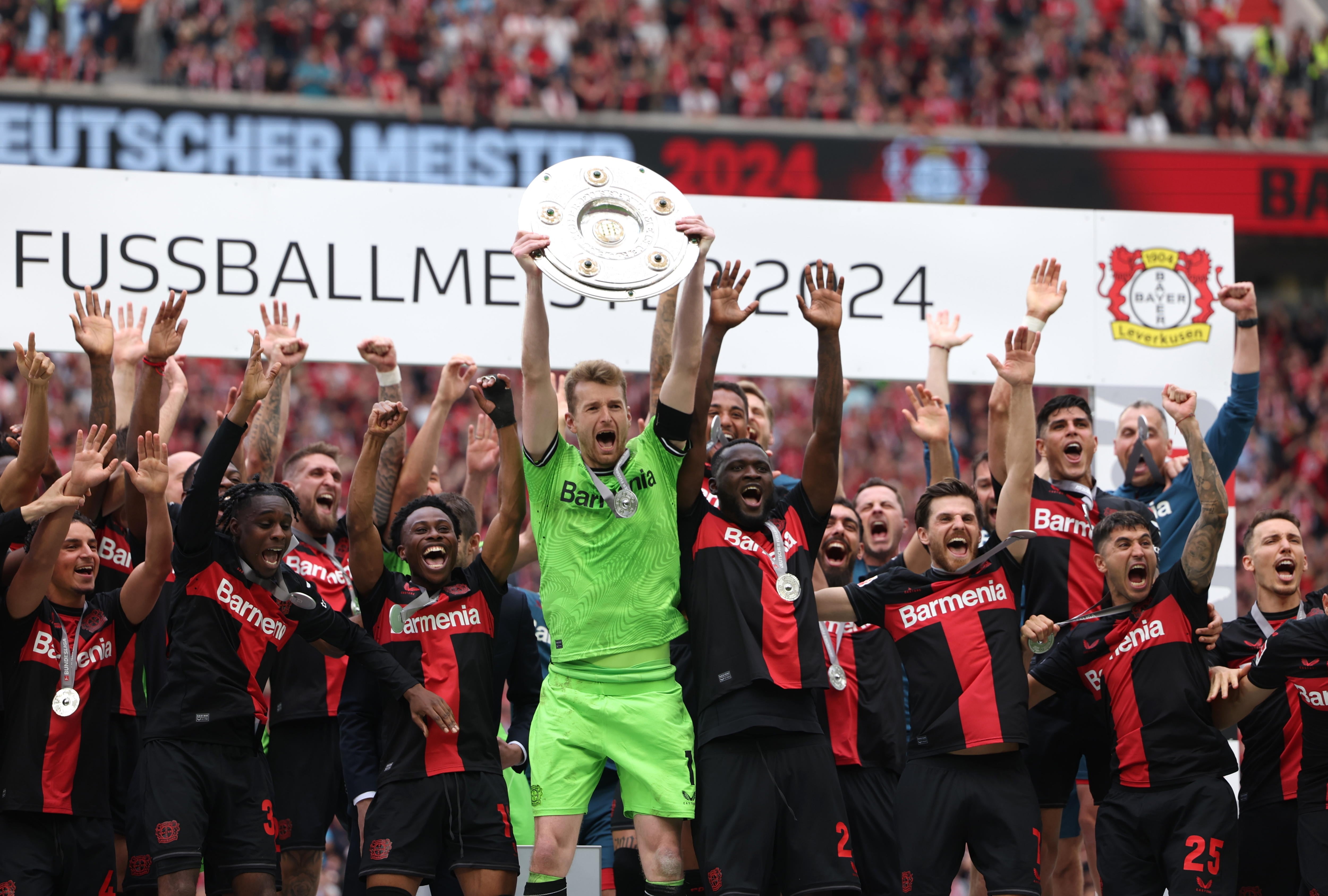 Leverkusen (Germany), 18/05/2024.- Players of Leverkusen celebrate with the Bundesliga trophy (Meisterschale) after the German Bundesliga soccer match of Bayer 04 Leverkusen against FC Augsburg, in Leverkusen, Germany, 18 May 2024. (Alemania) EFE/EPA/CHRISTOPHER NEUNDORF CONDITIONS - ATTENTION: The DFL regulations prohibit any use of photographs as image sequences and/or quasi-video.
