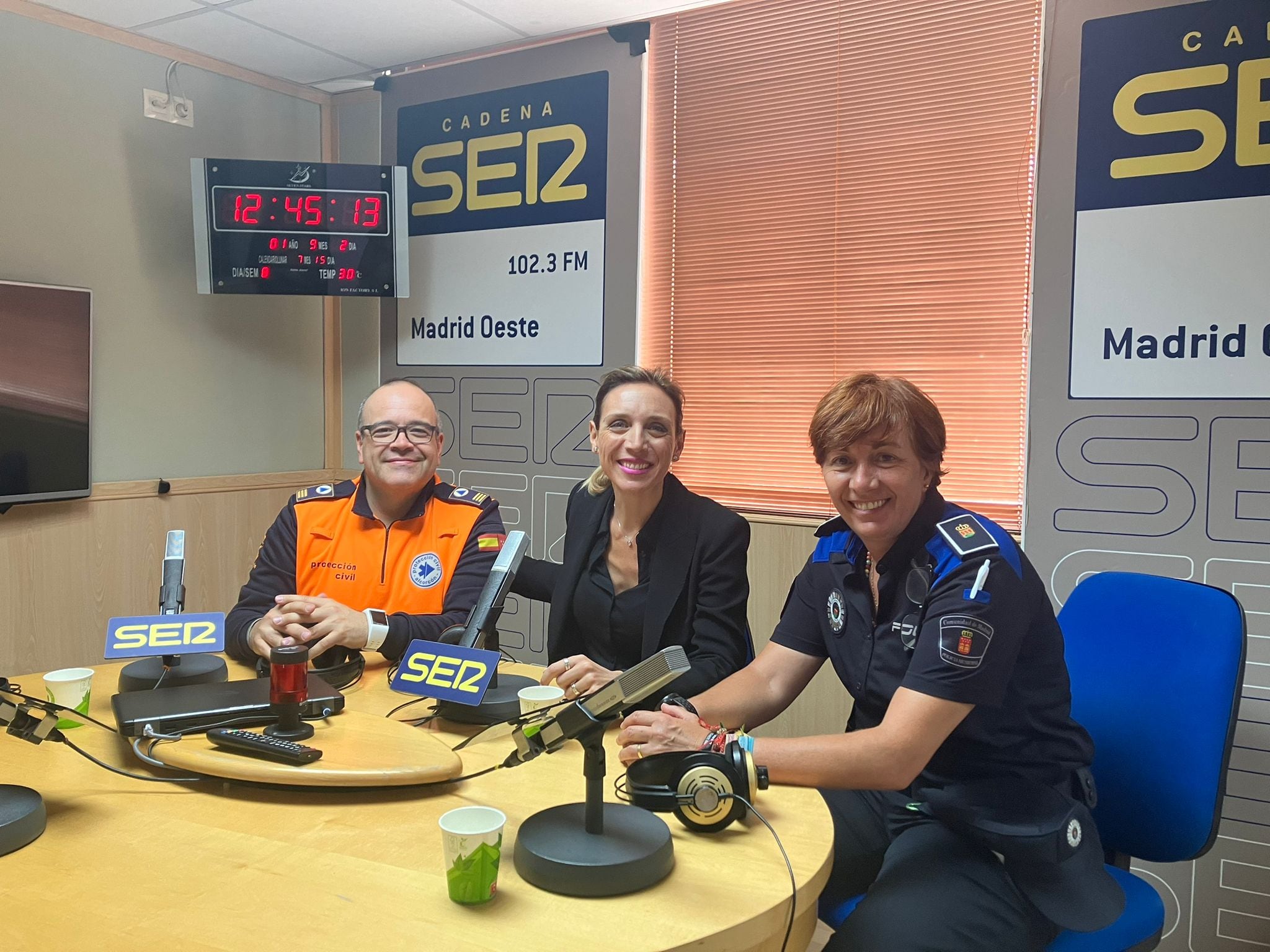 La alcaldesa de Alcorcón, Candelaria Testa, junto a los pregoneros de las fiestas patronales de la localidad.