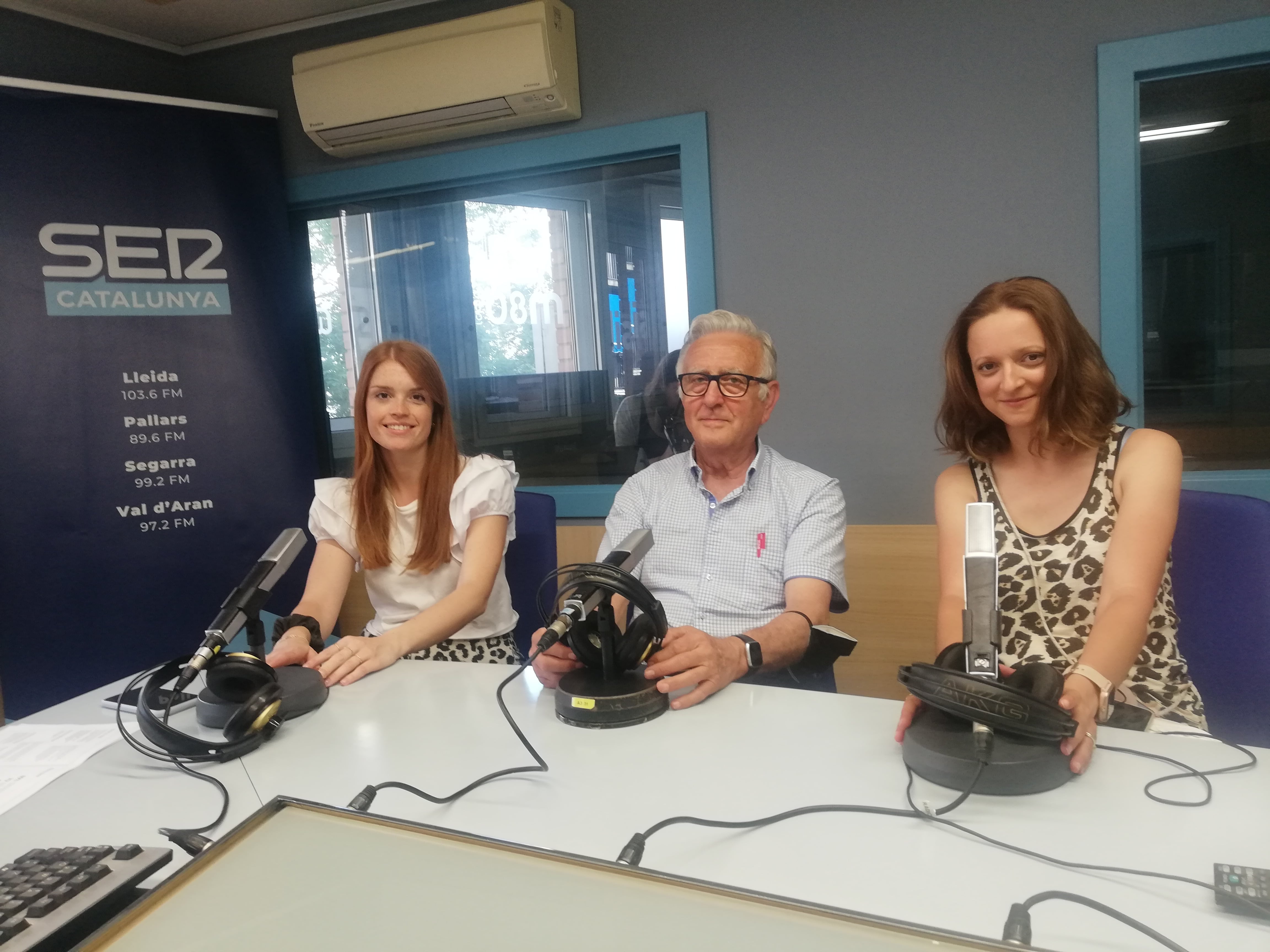 Blanca Sanjuán, de l'Associació Cultural Lo Portal de Sudanell; Josep Maria Cardet, parella lingüística i Micaela Balan, estrangera que rep classes de català a Sudanell.