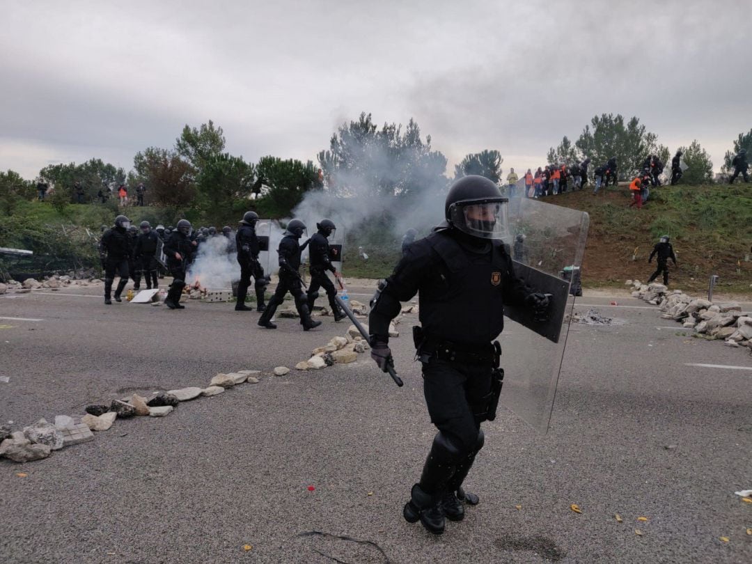 Actuación de los Mossos d&#039;Esquadra en la AP-7 en Salt (Girona) durante el corte del Tsunami Democràtic y los CDR.