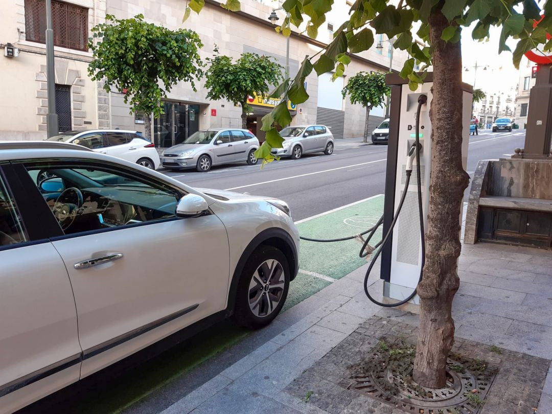 Imagen de archivo de un coche recargando en un cargador eléctrico