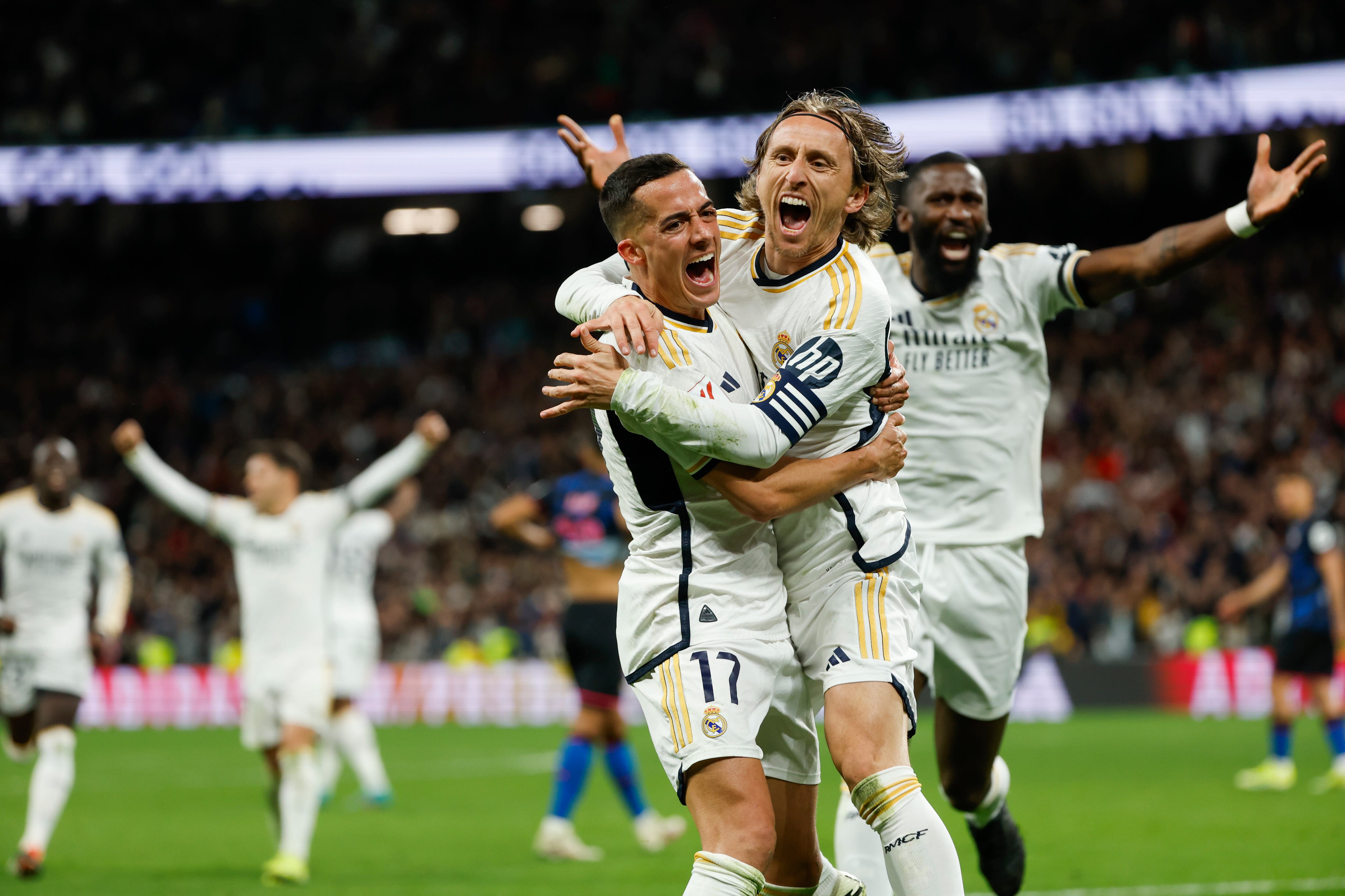 MADRID, 25/02/2024.- El centrocampista del Real Madrid Luka Modric (d) celebra con Lucas Vázquez tras marcar ante el Sevilla, durante el partido de Liga que Real Madrid y Sevilla FC disputan este domingo en el estadio Santiago Bernabéu. EFE/Javier Lizón
