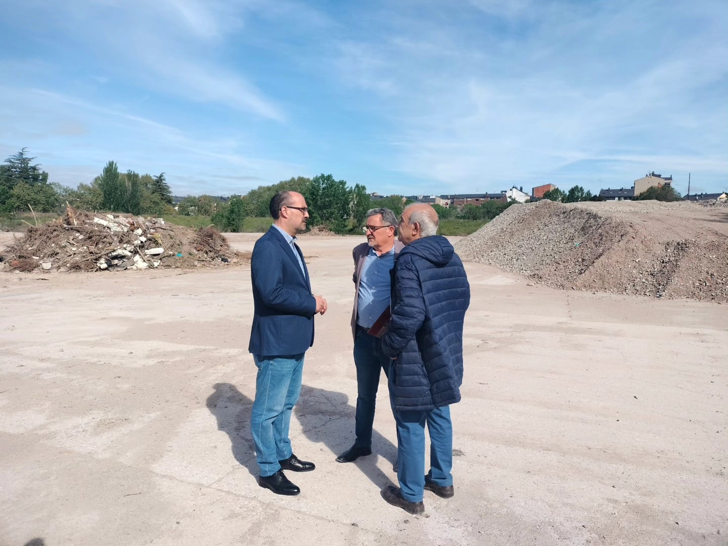 El alcalde junto al portavoz de la empresa y el concejal de Medio Ambiente