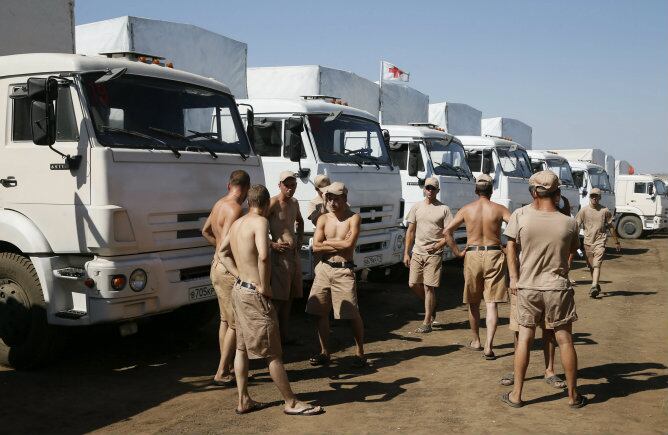 Los conductores de los camiones rusos con ayuda humanitaria hacen un descanso en la localidad de Kamensk-Shakhtinsky