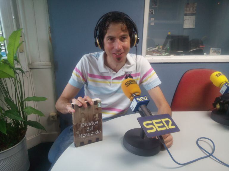 Luis Sagües-Errandonea con su nuevo libro &quot;Olvidos del Recuerdo&quot;