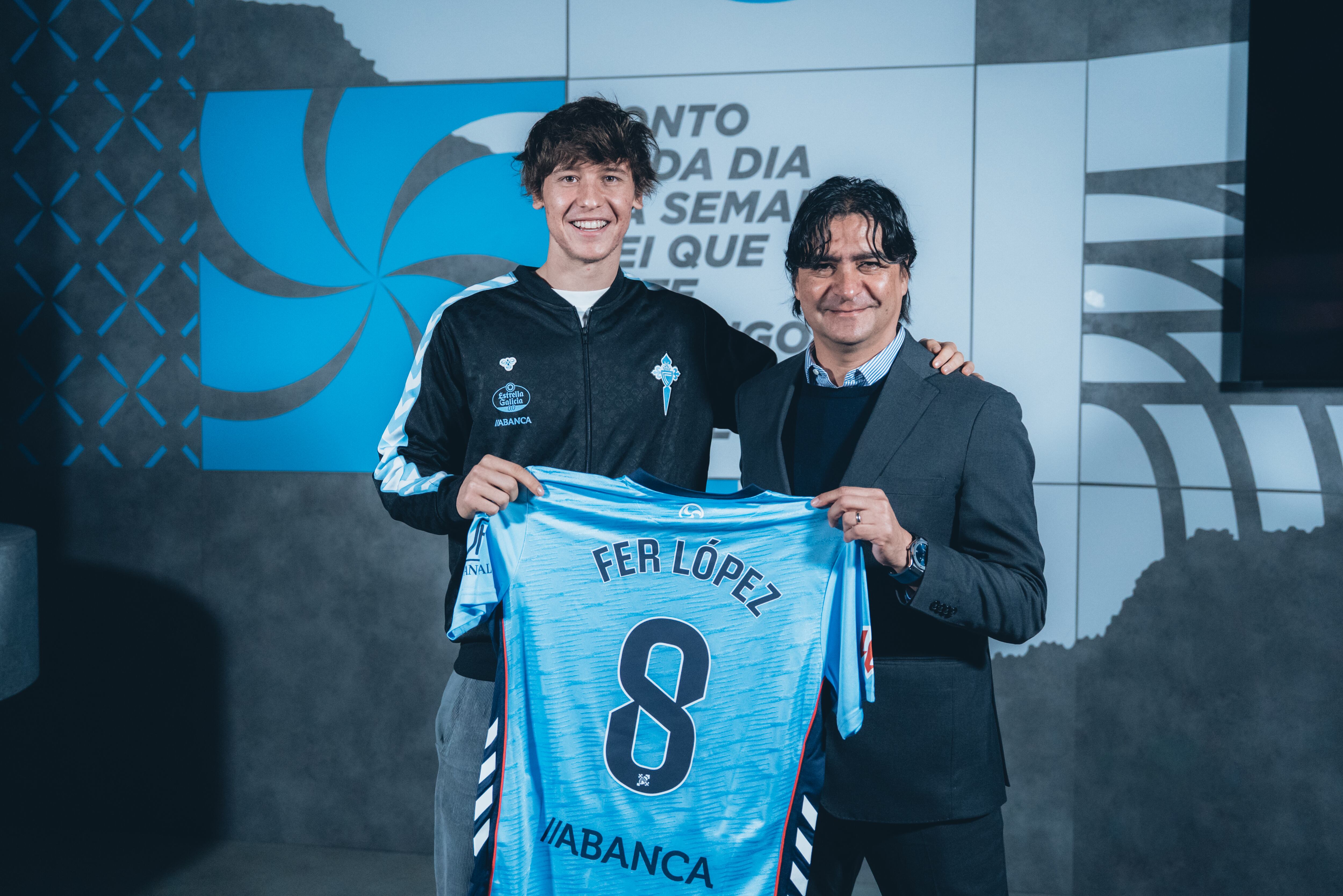 Fer López posando con el director de Fútbol del Celta, Marco Garcés