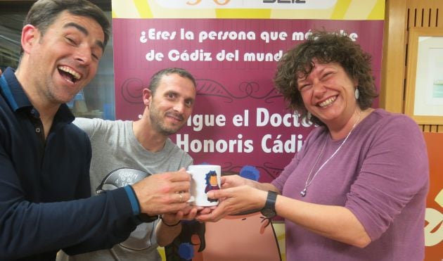 Mariló Maye recoge entre risas la taza de consolación del concurso de la mano de Dani Obregón y Pablo Gallardo