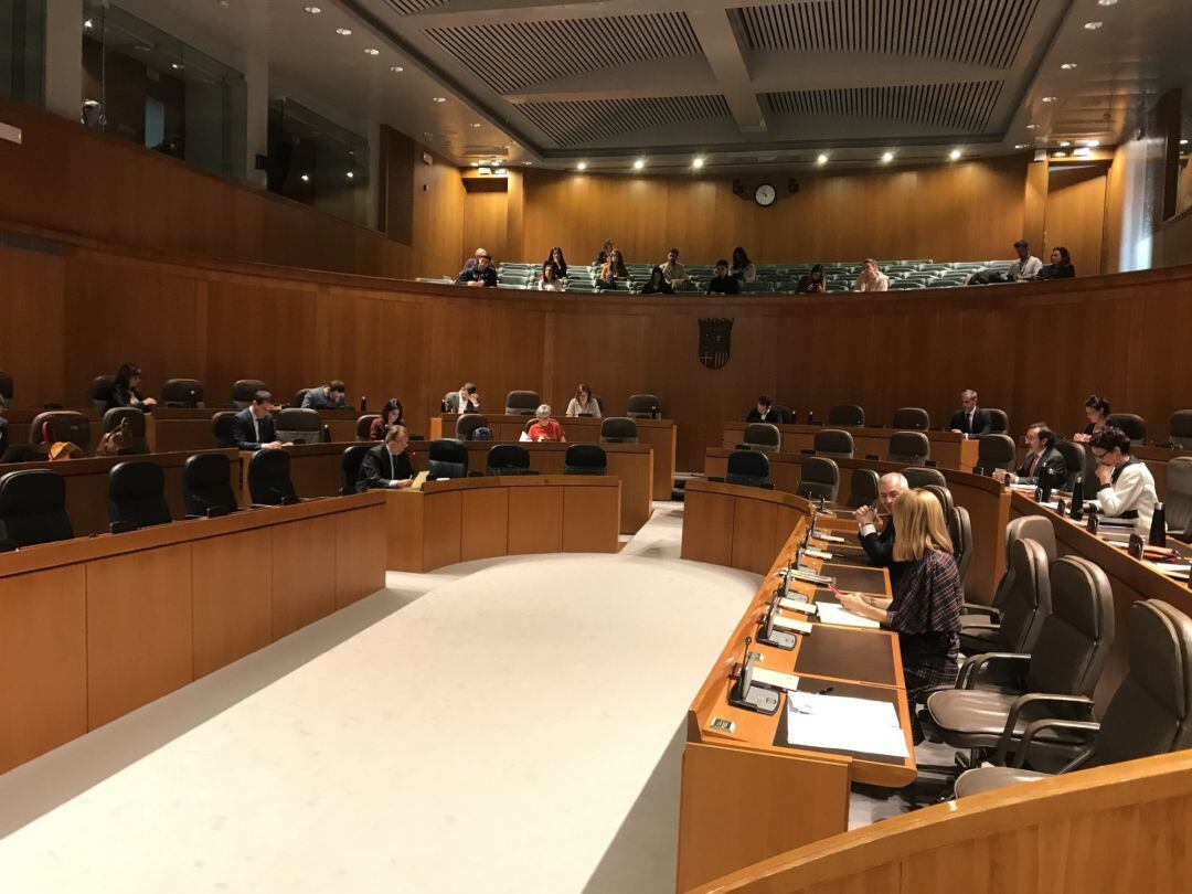 La mayoría de los diputados siguen el pleno de las Cortes de Aragón por streaming.