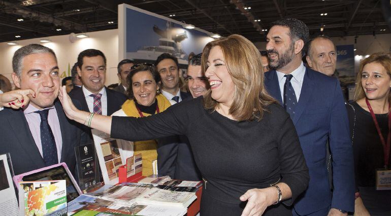 La presidenta de la Junta de Andalucía, Susana Díaz (c), junto al consejero de Turismo y Deporte de la Junta de Andalucía, Francisco Javier Fernández (d), bromea con el presidente de la Diputación de Málaga, Elías Bendodo (i), durante su visita hoy a la F