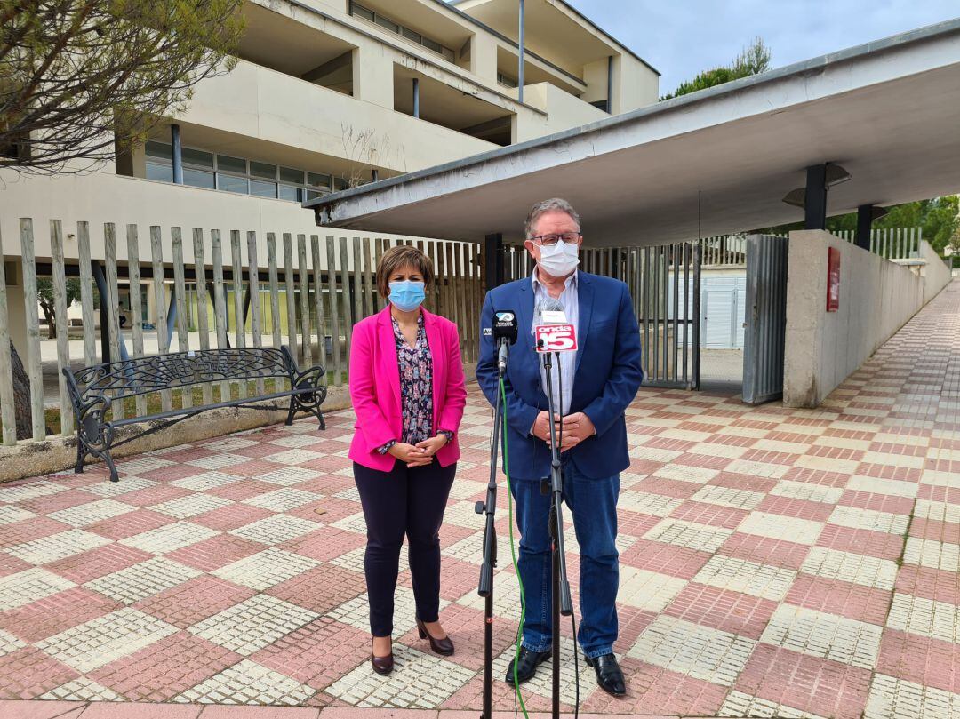 Maite Gimeno, edil de Servicios Sociales, y Antonio Bernabeu, alcalde de Castalla, en las viviendas de la calle Río Vinalopó que serán rehabilitadas para acoger la residencia de personas mayores.