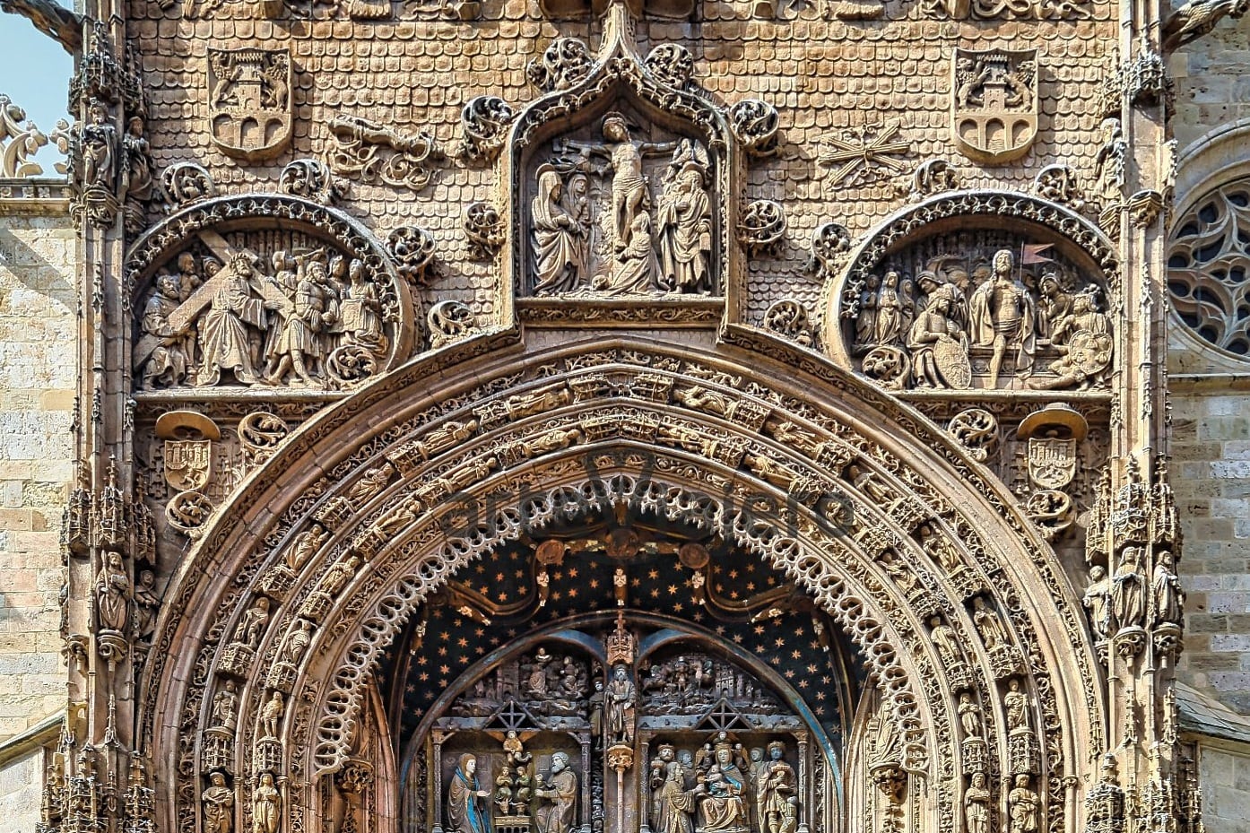 La fachada de Santa María, objeto de todas las miradas