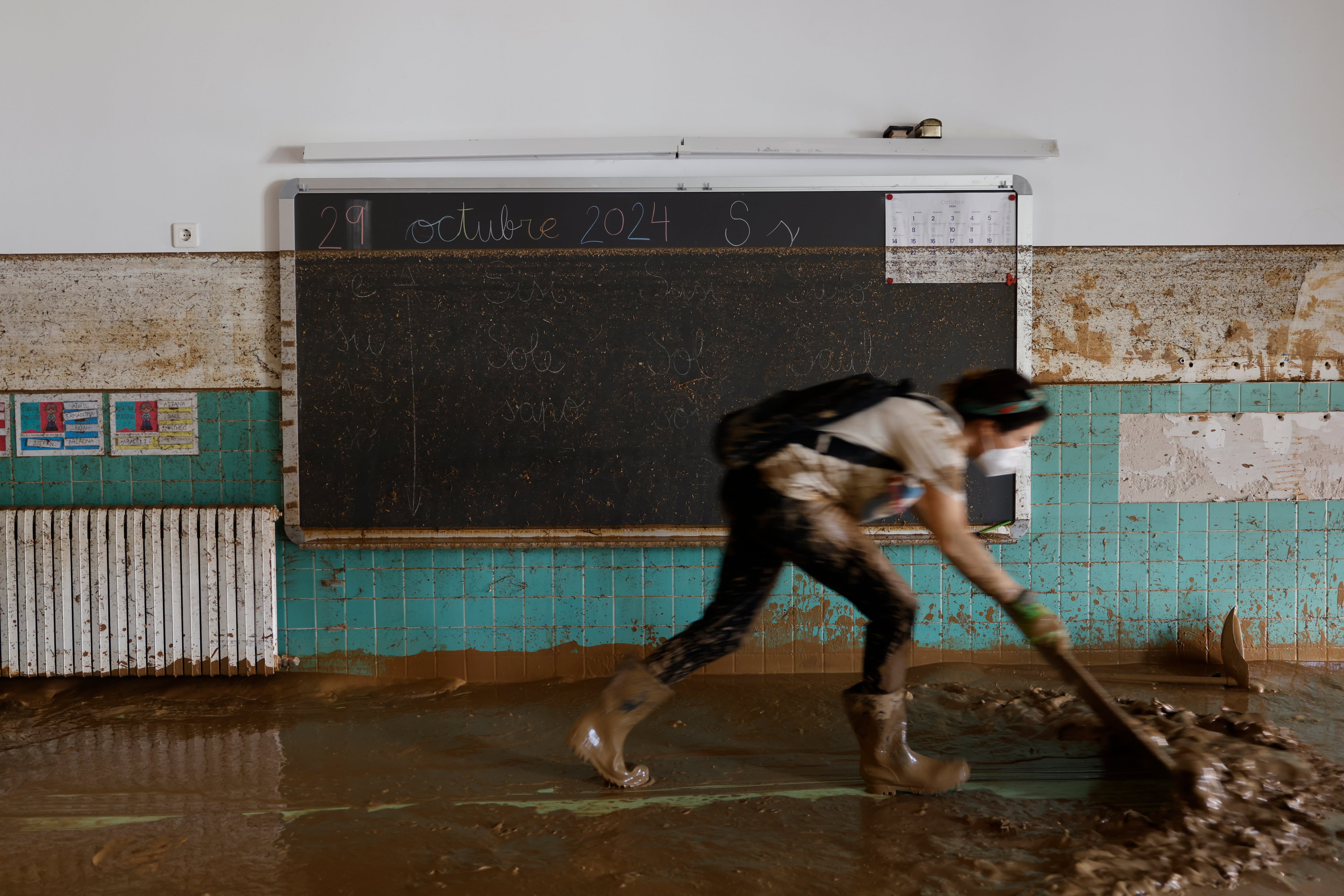 -FOTOGALERÍA- SEDAVÍ (VALENCIA), 04/11/2024.- Una mujer trabaja en las labores de limpieza del lodo en un colegio de Sedaví, Valencia. Treinta días después de la dana que dejó en la provincia de Valencia las peores inundaciones de este siglo, 115 colegios afectados, de los que 93 han retomado la actividad (36.959 alumnos) y quedan por hacerlo 22 (10.977 alumnos), de los que 13 tendrán que instalar aulas prefabricadas o construirse de nuevo. EFE/Ana Escobar
