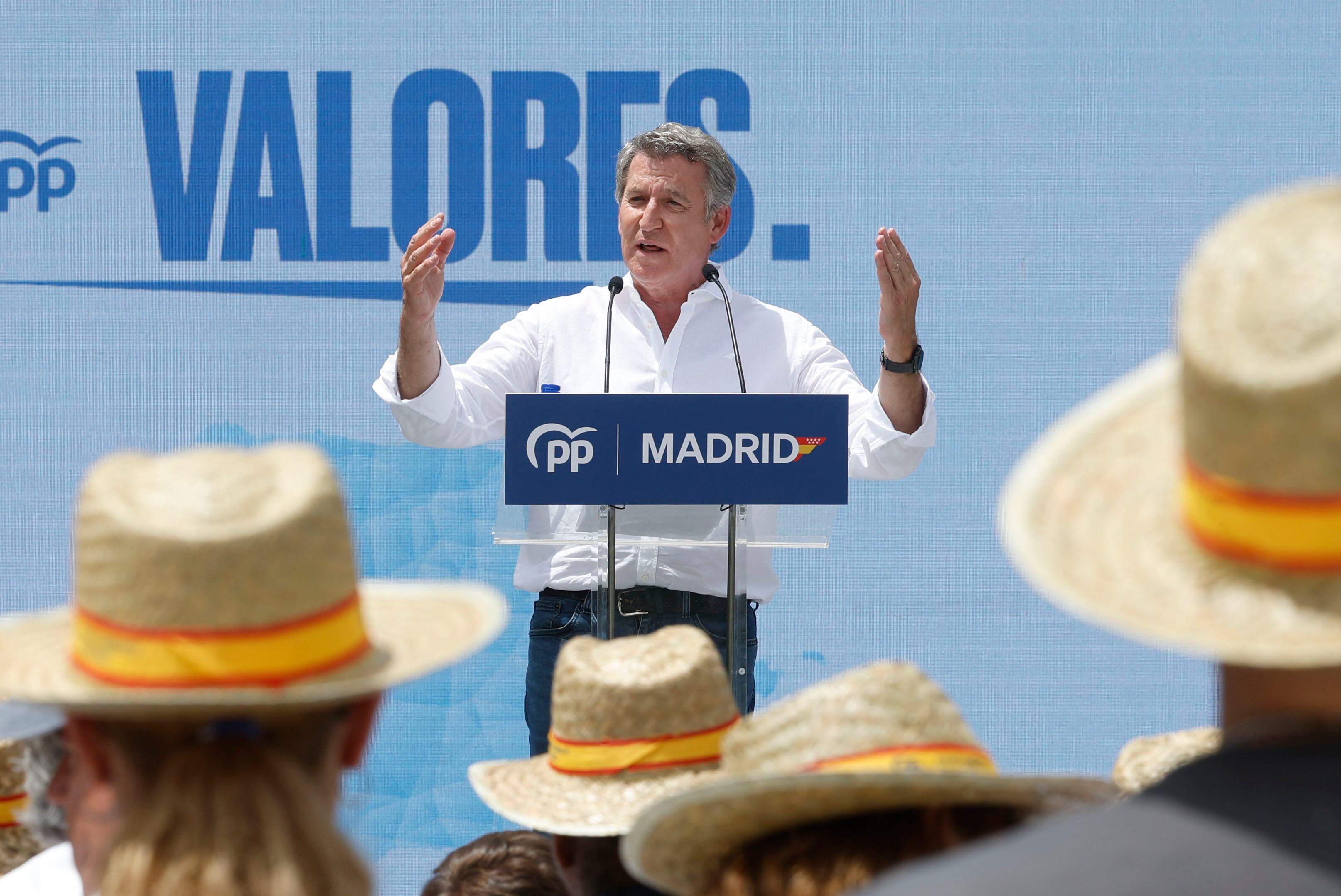 El presidente del PP, Alberto Núñez Feijóo durante el acto organizado por el Partido Popular para celebrar el ecuador de la legislatura. EFE/Juan Carlos Hidalgo