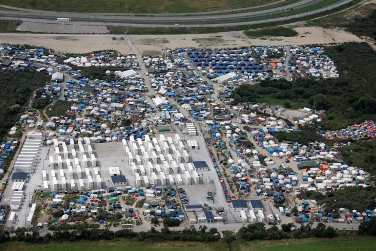 Vista aérea del campamento conocido como la Jungla, ubicado en Calais, Francia donde miles de migrantes esperan para poder cruzar al Reino Unido vía Canal de la Mancha. 