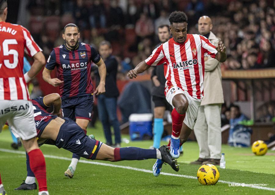 Hassan se va por la banda en una jugada frente al Levante.