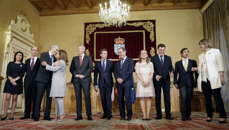 GRA044. SANTIAGO DE COMPOSTELA, 05/10/2015.- Fotografía facilitada por la Xunta de Galicia, de su presidente, Alberto Núñez Feijóo (c), que posa con los miembros del gobierno tras remodelar el consello, después de la toma de posesión de los nuevos conselleiros, esta mañana en San Caetano. EFE/