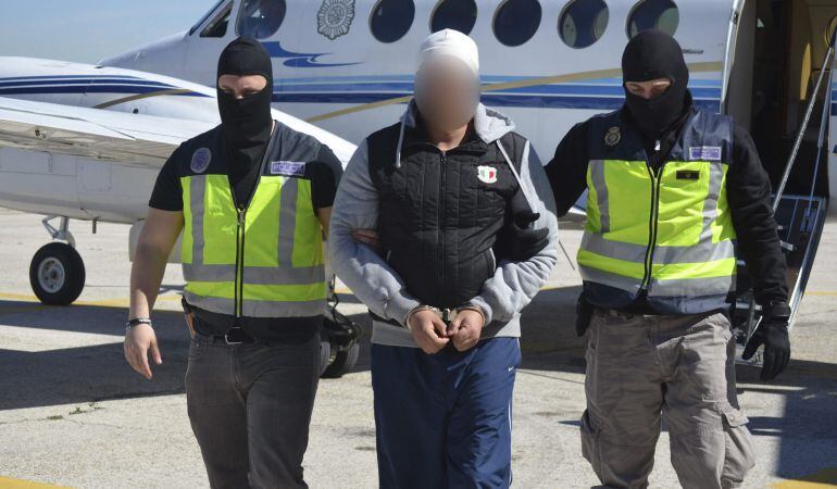 Fotografía de la Policía Nacional del traslado de uno de los dos jóvenes detenidos en Ceuta.