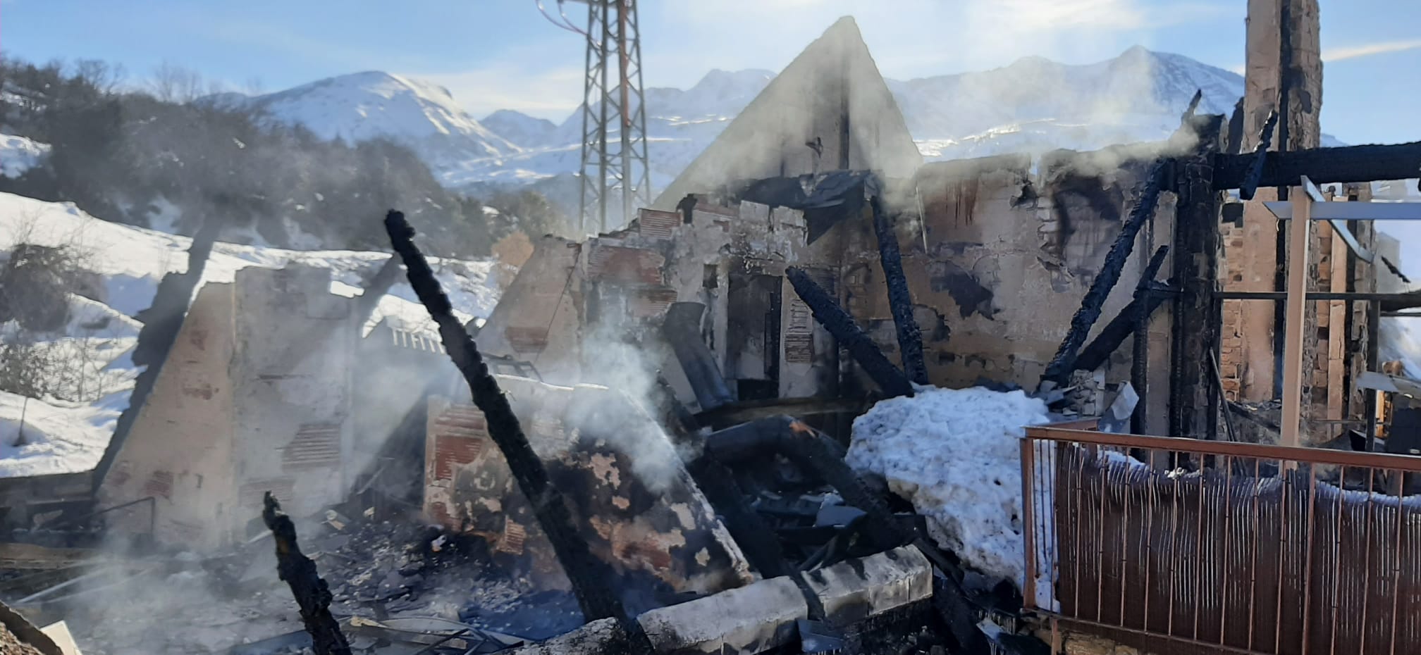 El último piso de apartamentos quedaba totalmente calcinado